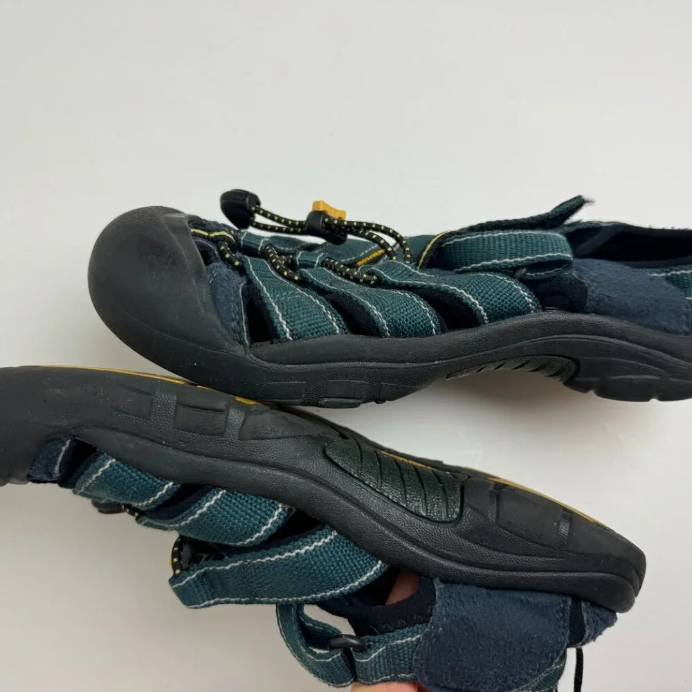 Keen Sandals Hiking Waterproof  Size 6 ( Big)